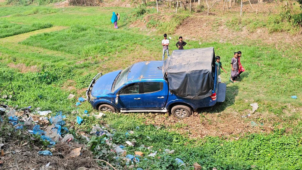 প্রতিমন্ত্রীকে গার্ড অব অনার দিতে যাওয়ার পথে গাড়ি উল্টে ৮ পুলিশ আহত